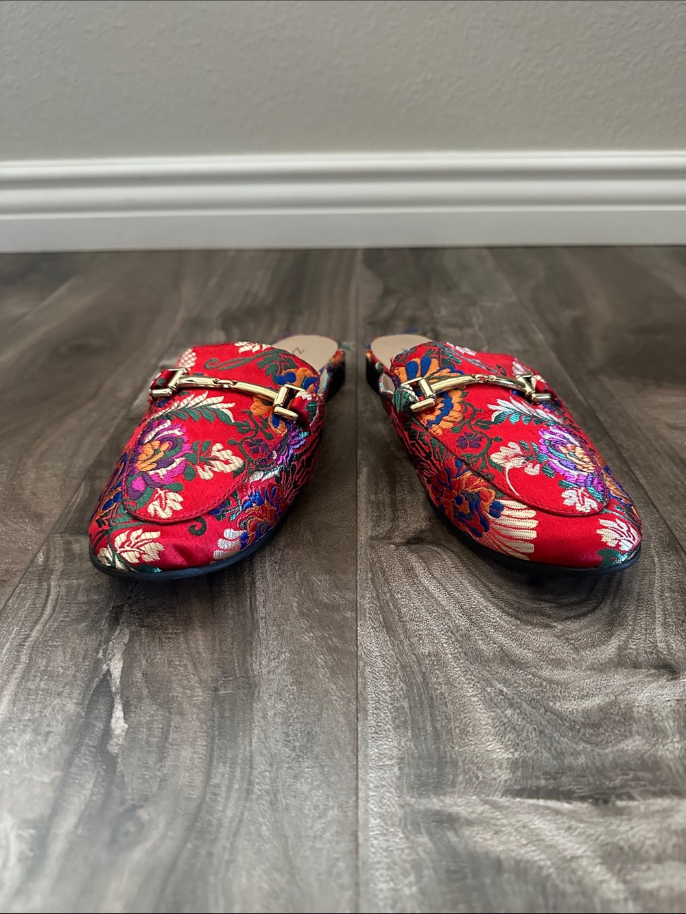 Zigi Soho Women’s Chenell Red Floral Brocade Mule Loafers Size 8